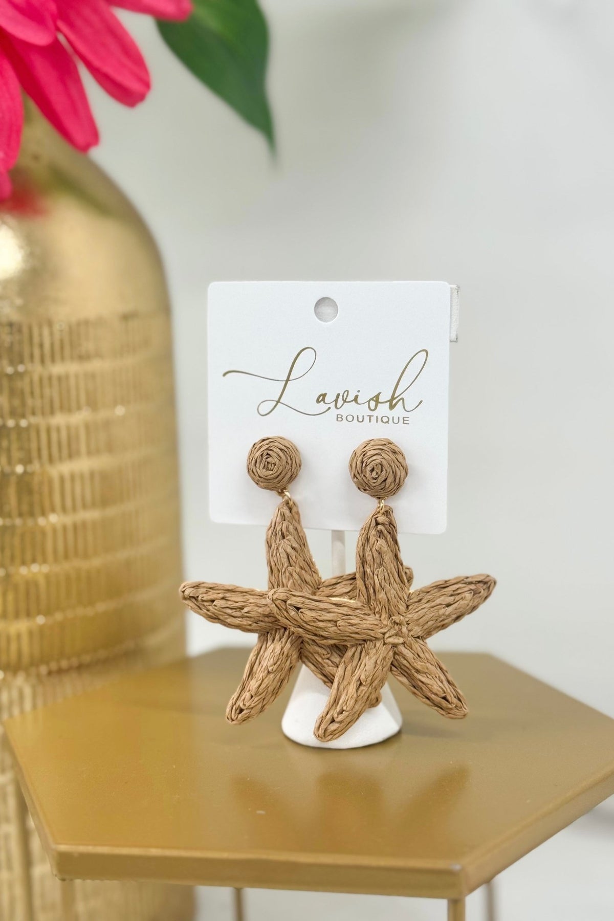 Beige raffia starfish shaped earrings
