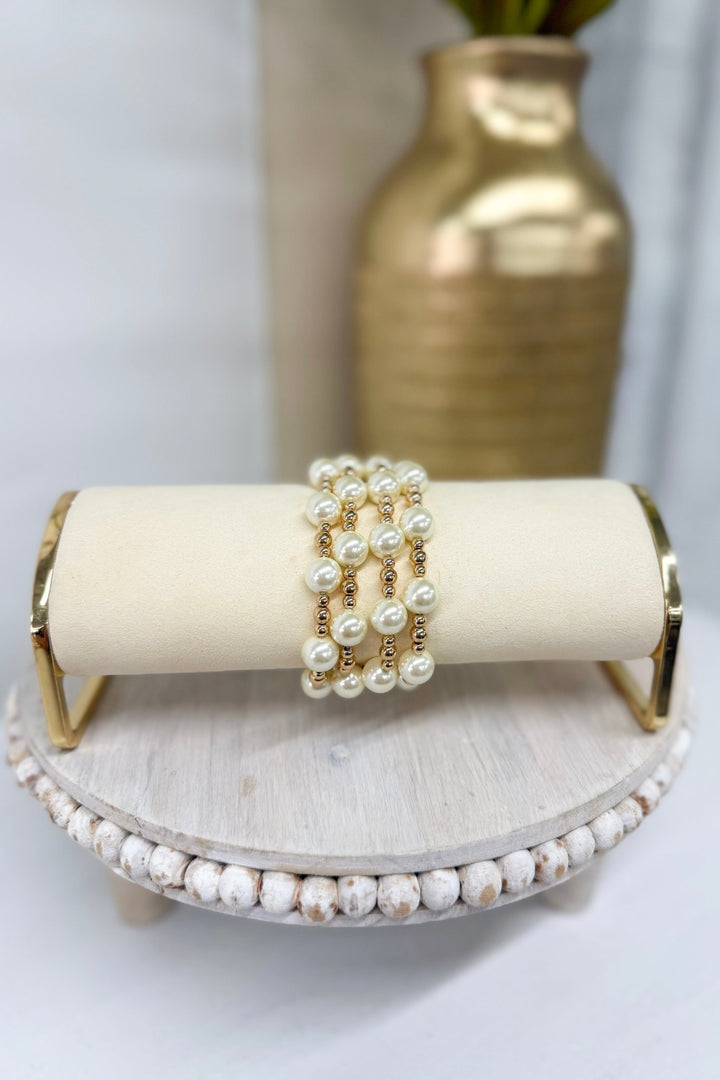 Four-row bracelet mixing cream pearls and gold balls