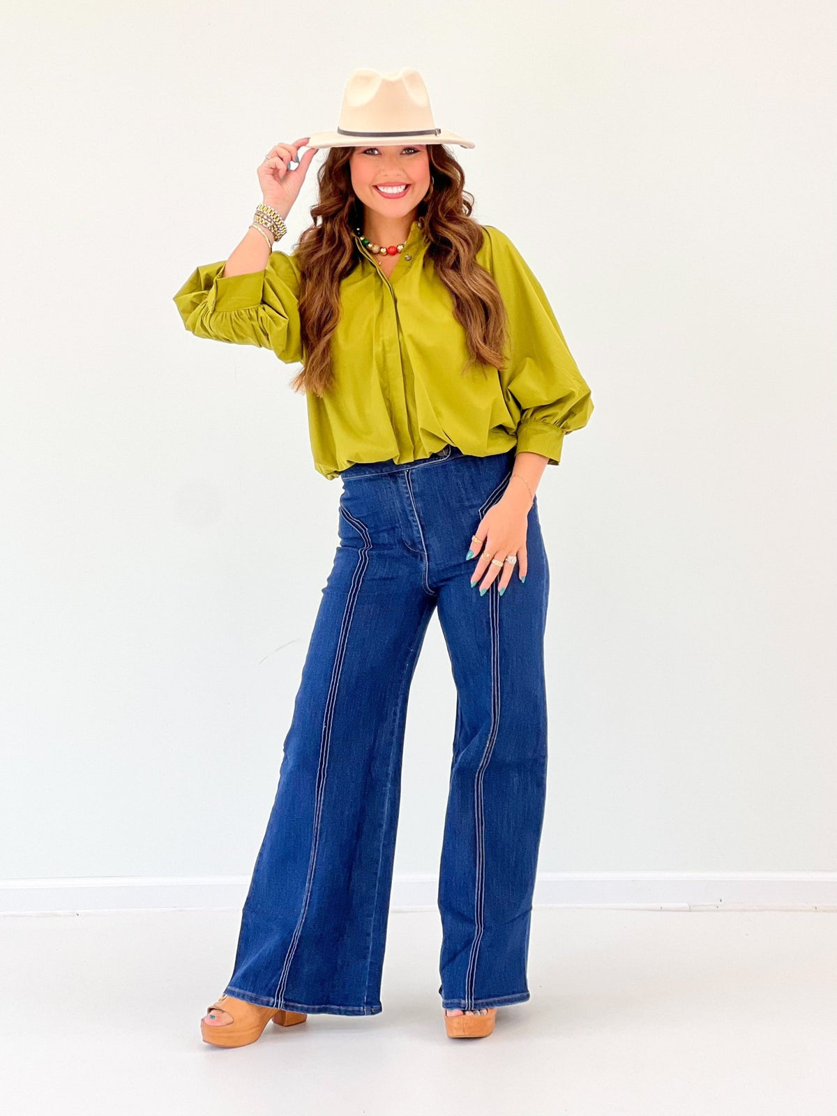 Short sleeve balloon top with a wrapped hem