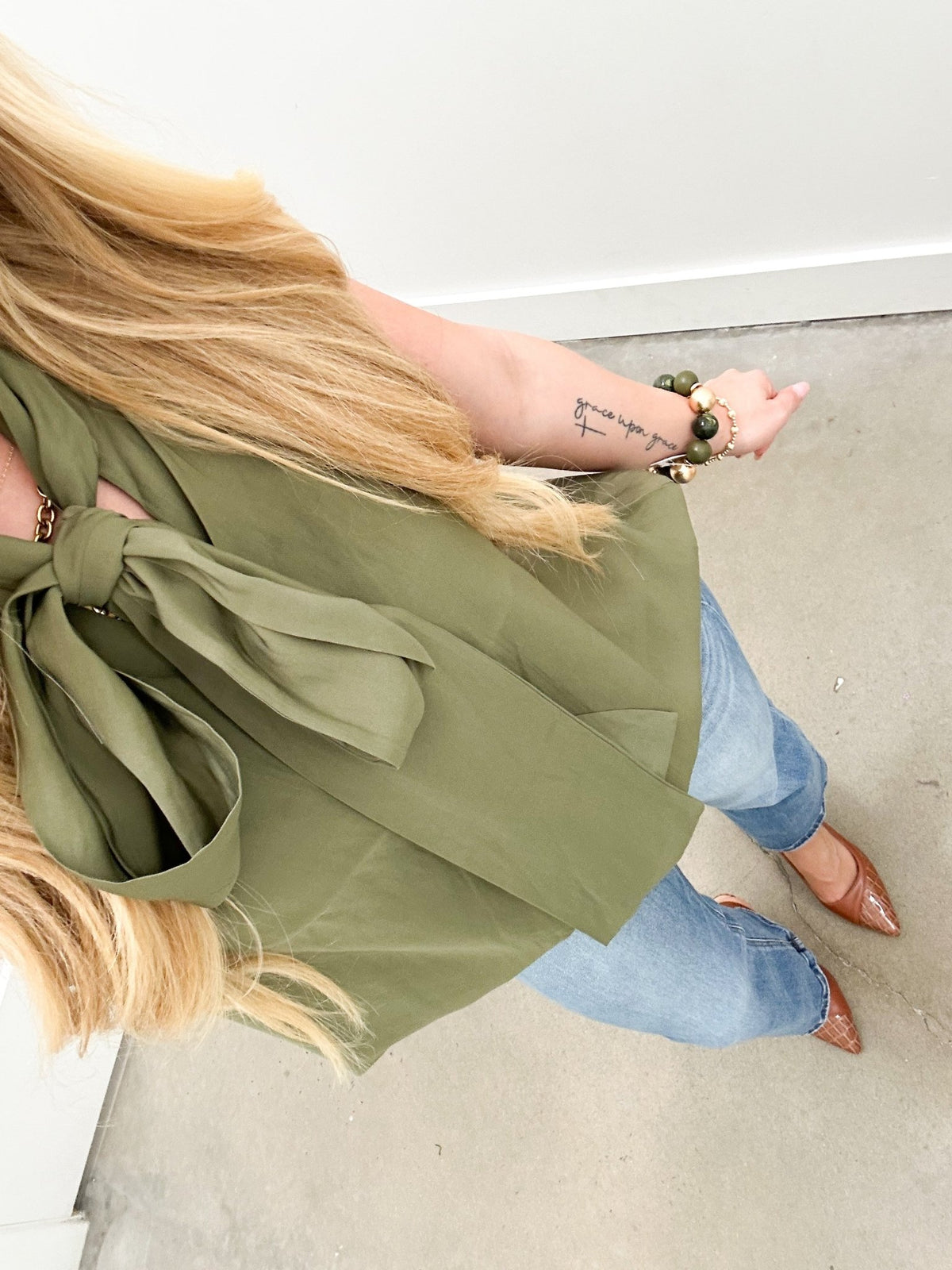 Solid sleeveless top with a decorative tie