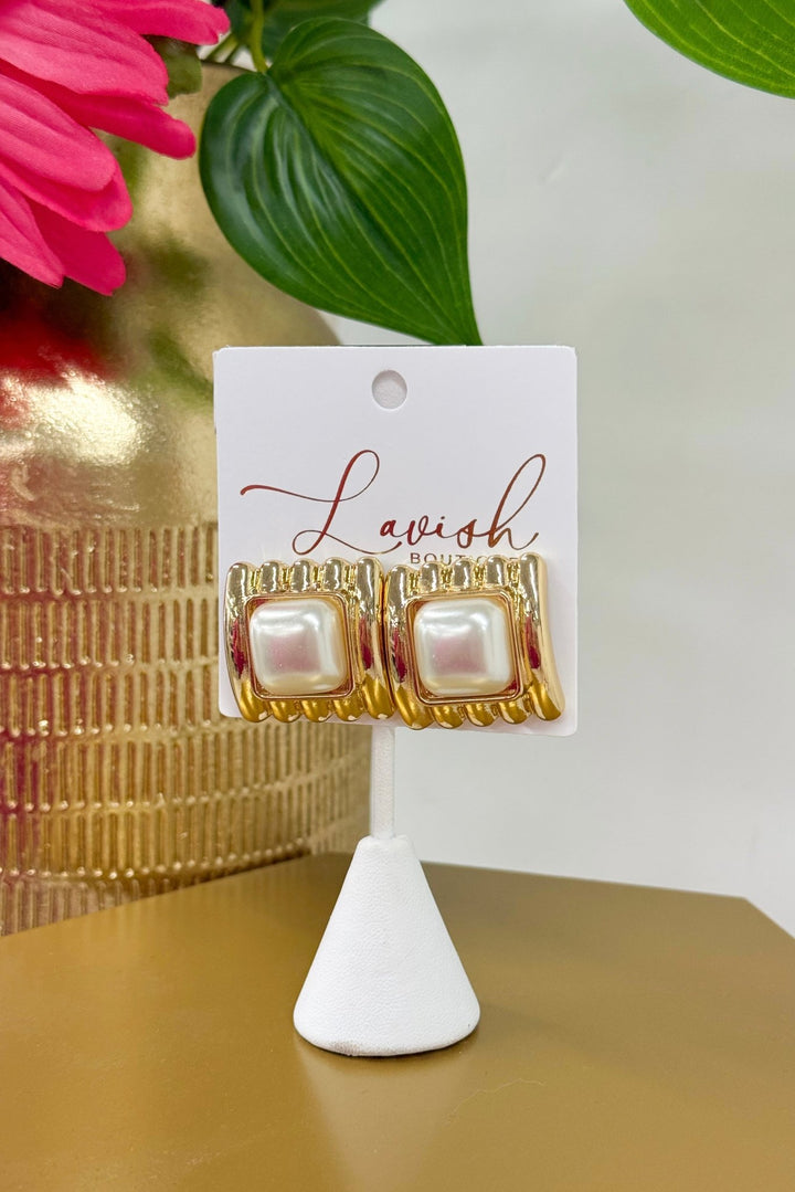 Gold square earrings set with a pearl