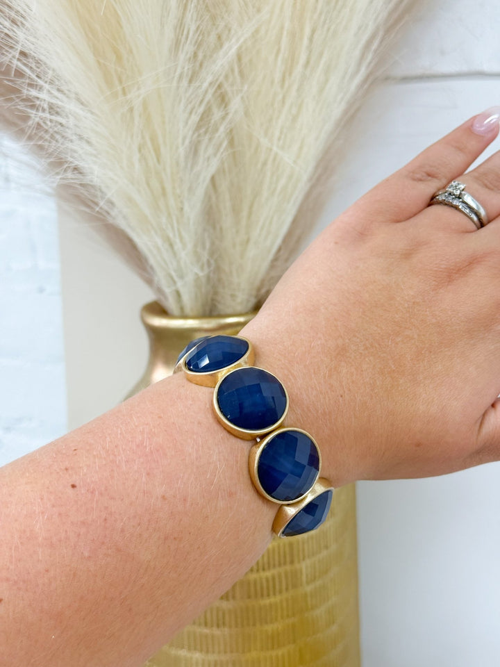 Bracelet of faceted round stones