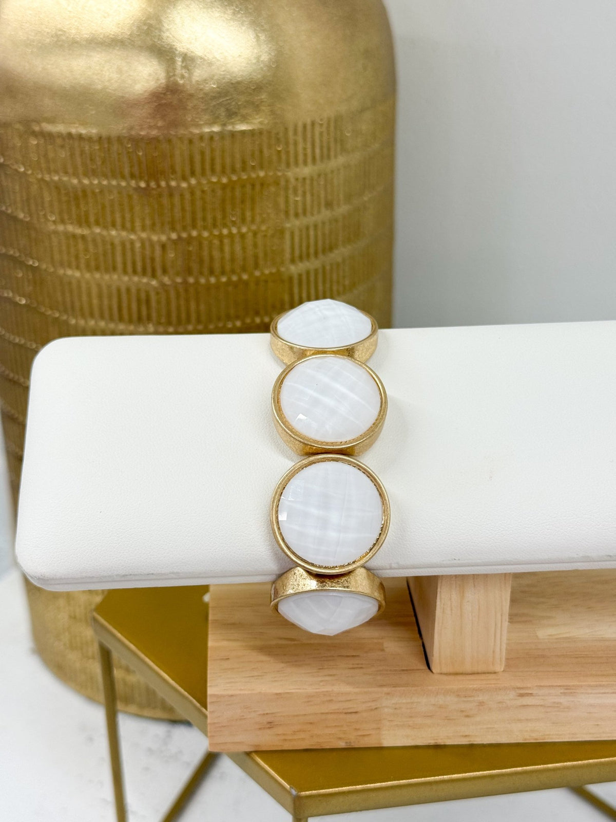 Round cut stone bracelet with a smooth polish