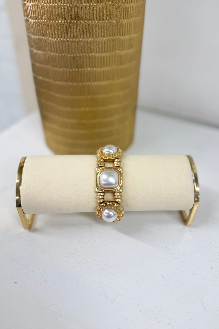 Gold-tone shaped pearl bracelet with round pearls and small crystal accents