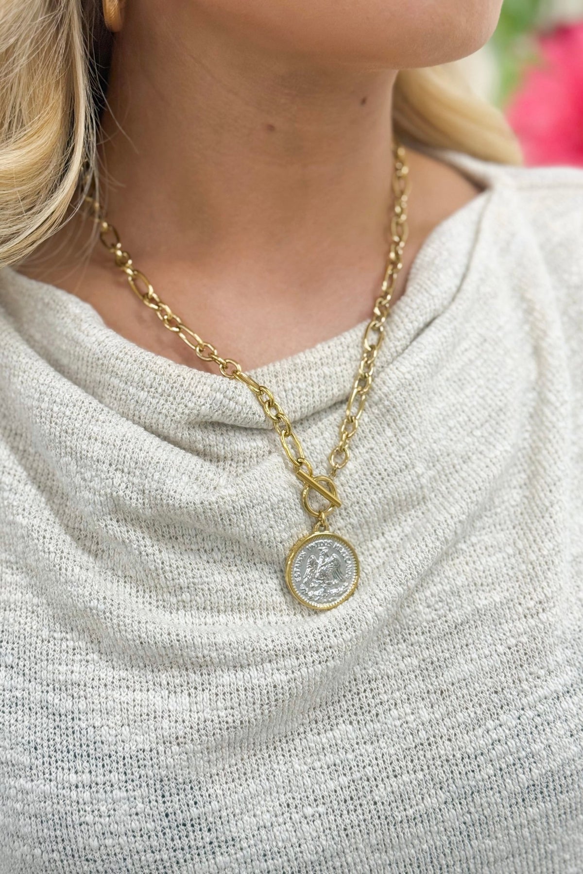 Coin necklace combining gold and silver tones