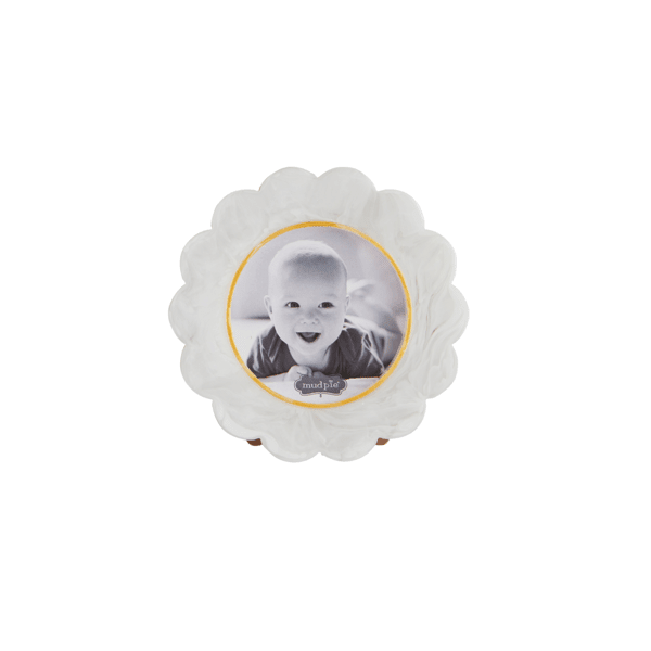 Small resin picture frame with a scalloped edge