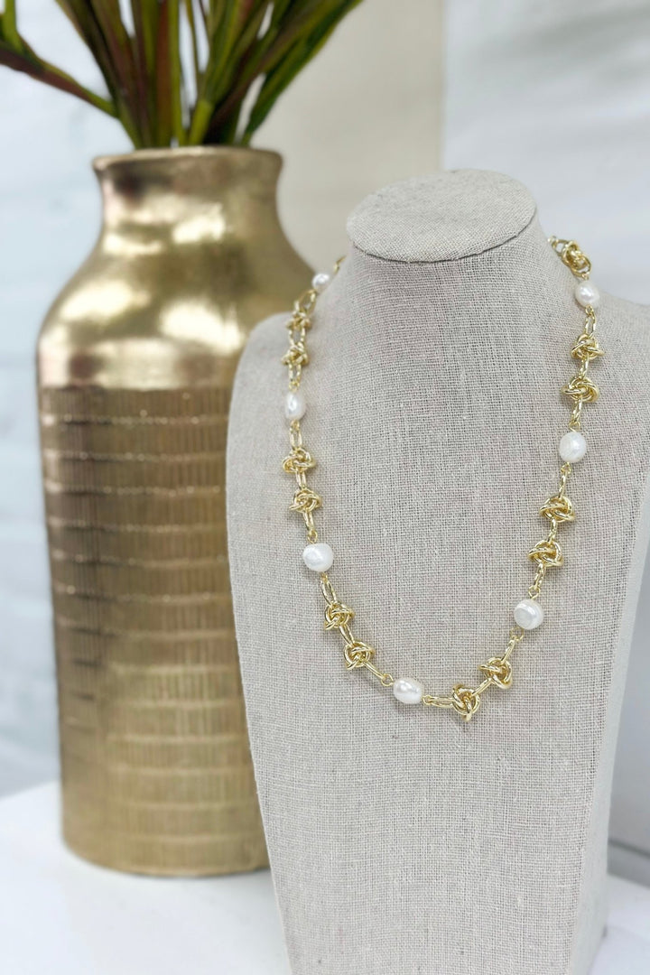 Pearl necklace with a knotted center