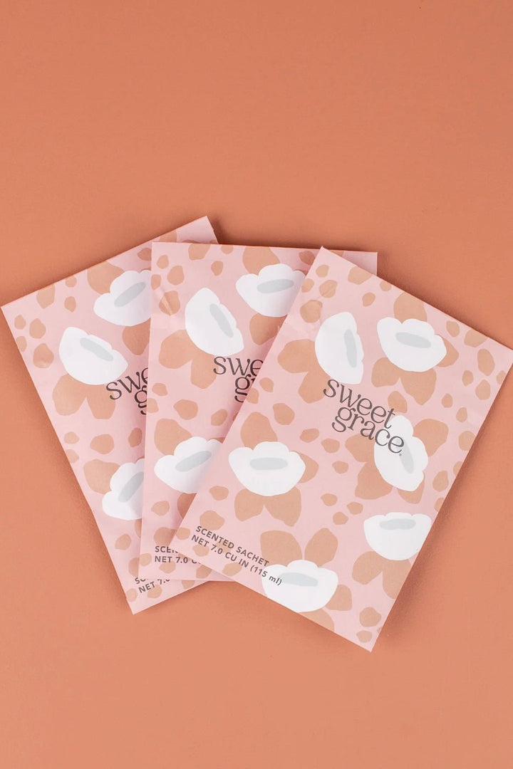 Sweet Grace scented sachet with a mod flower design
