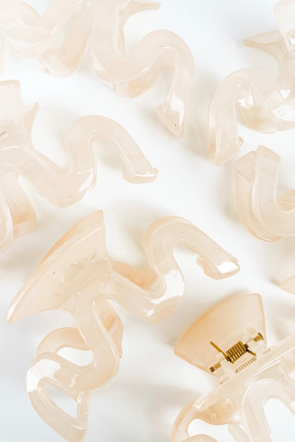 Vanilla cream hair claw clip with a wavy shape