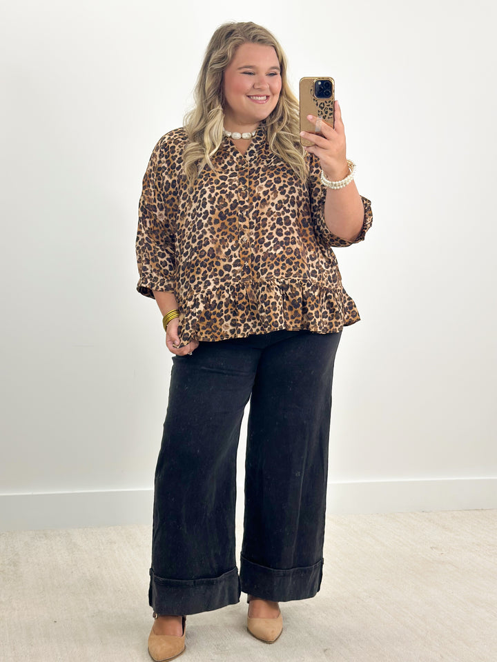 Curvy leopard print button-down top with frilled hem and short sleeves, loose fit