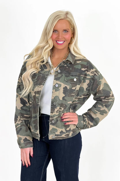 Oversized camo jacket with button-front, pointed collar, chest pockets