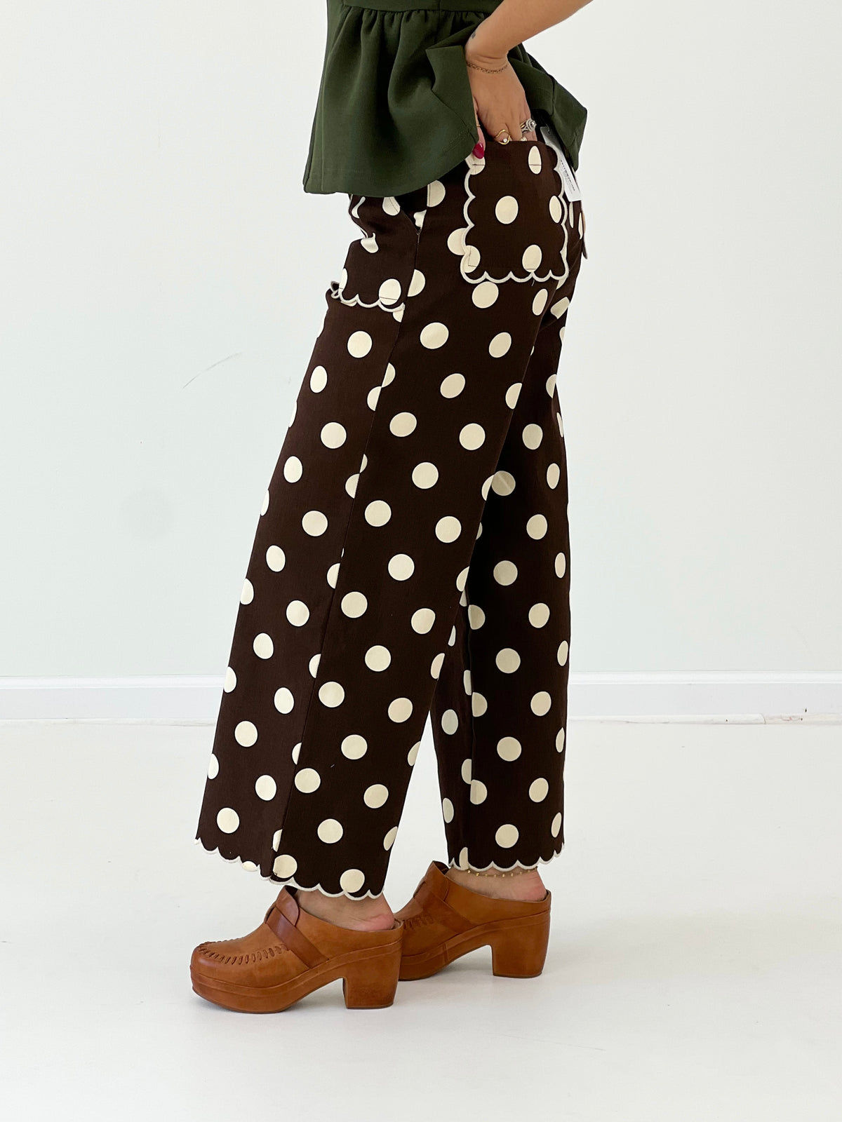 Brown polka dot wide-leg pants, elastic waist, scalloped cuffs