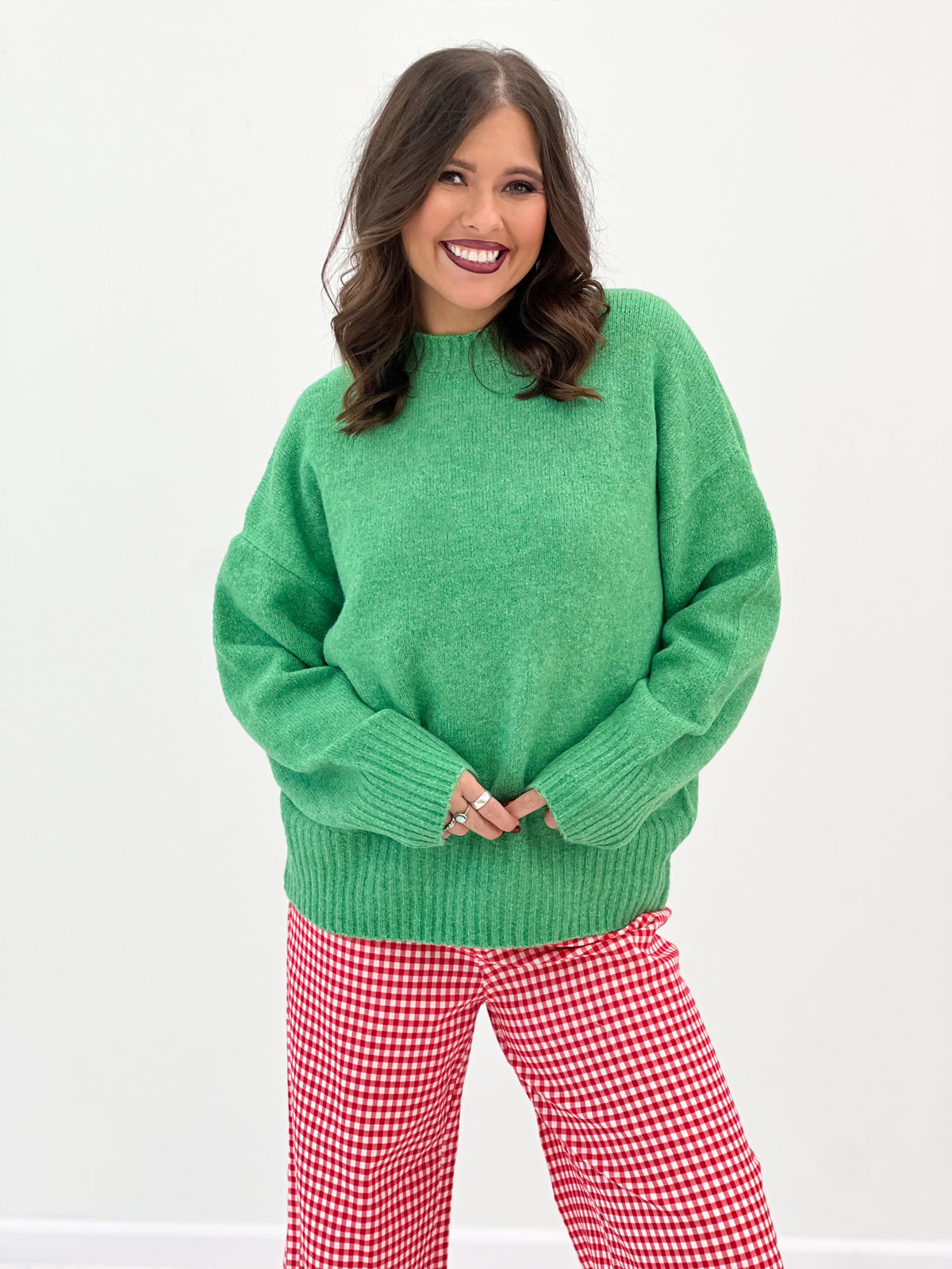 Green ribbed crew neck sweater with relaxed fit and ribbed hem