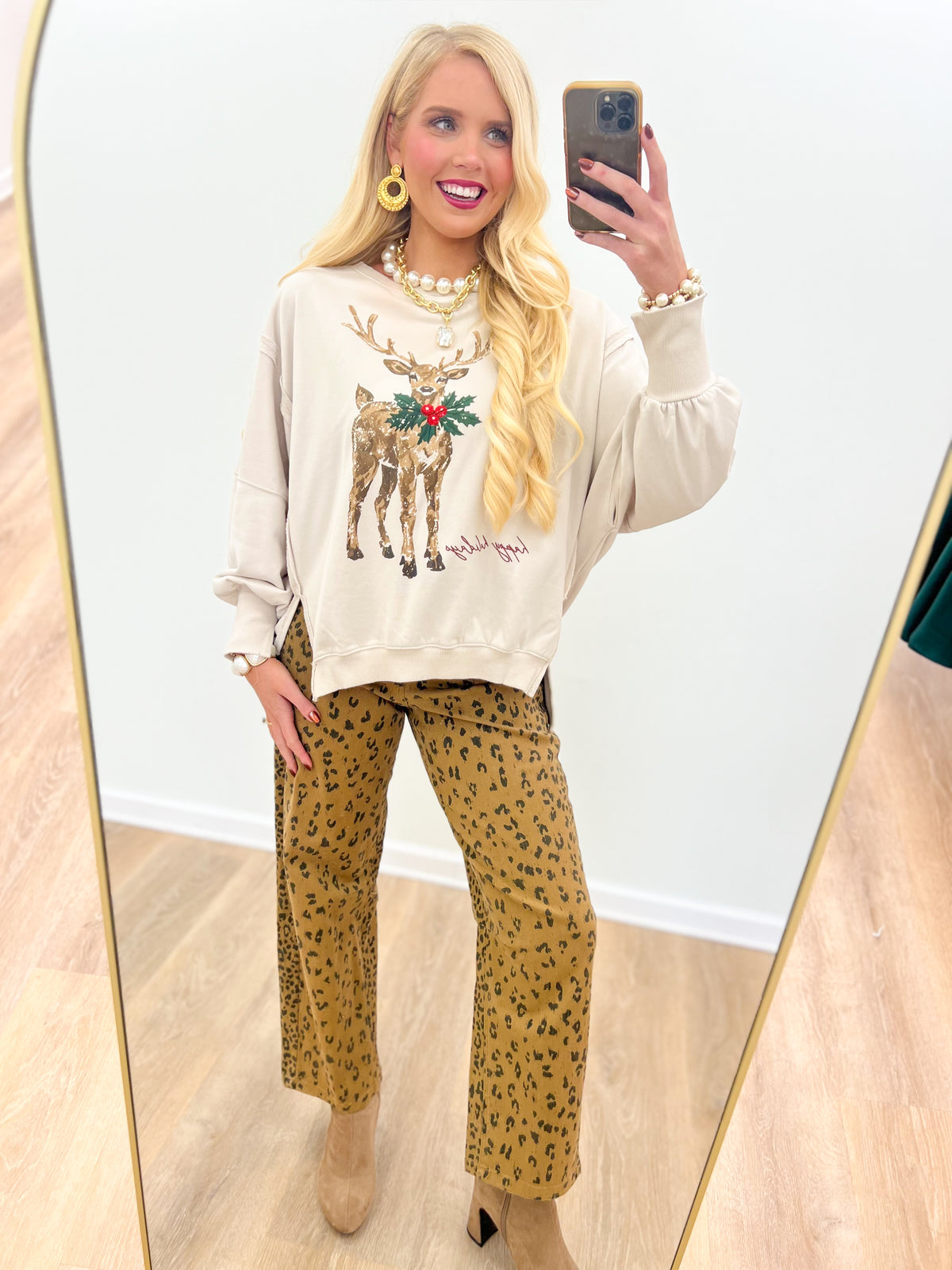 Bone reindeer sweatshirt with crew neck and front reindeer graphic