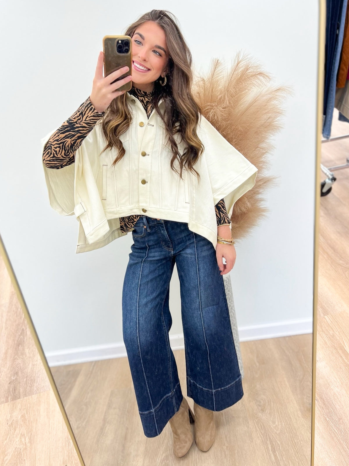 Ecru short-sleeve snap-button denim jacket with chest pockets and cropped hem