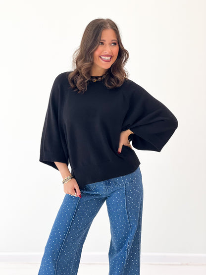 Black raglan wide-sleeve sweater with crew neck and wide sleeves