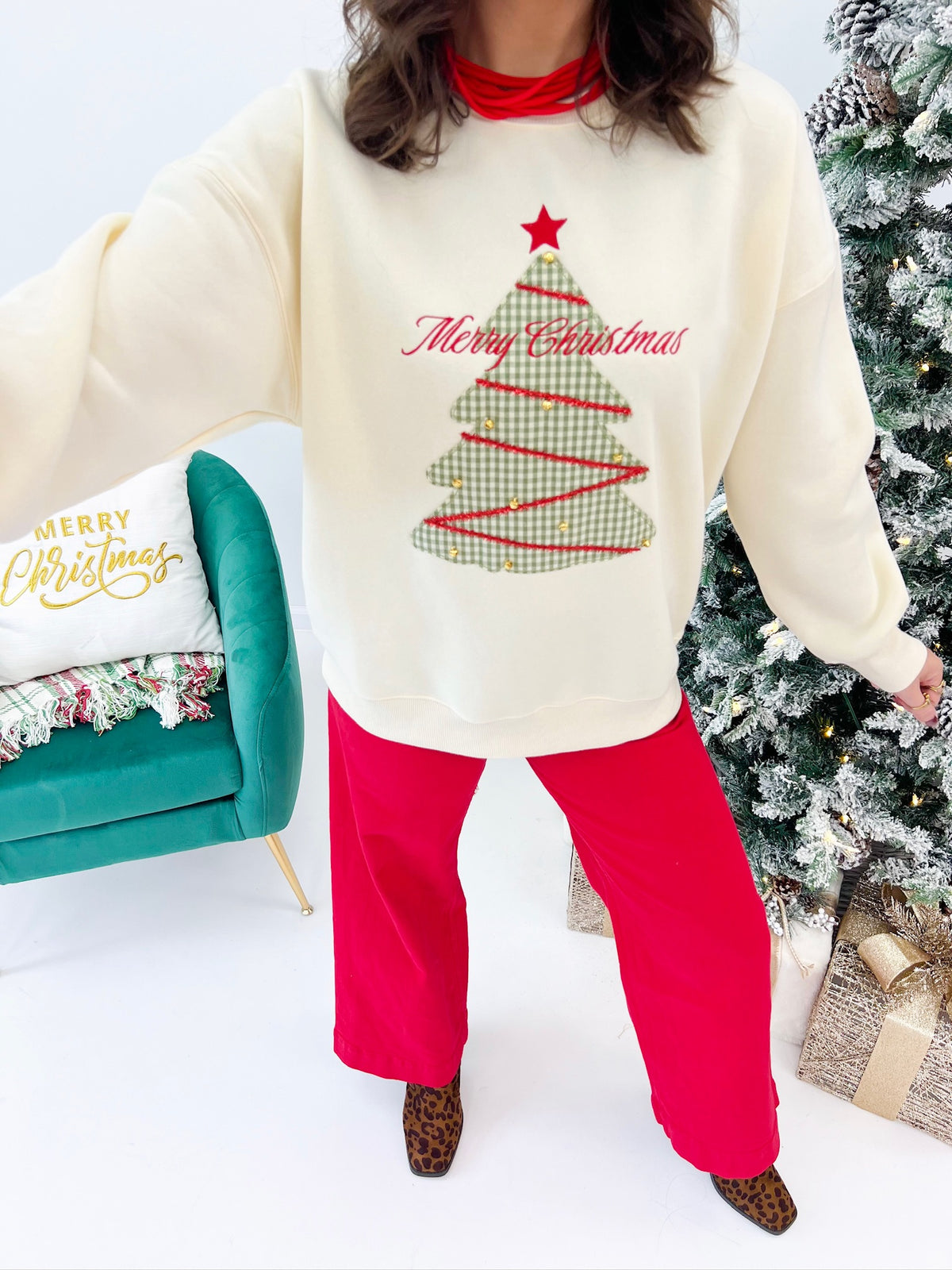 Cream oversized sweatshirt with Christmas tree graphic and “Merry Christmas” text