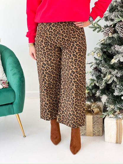 Leopard-print cropped pants with wide leg and ankle-length hem