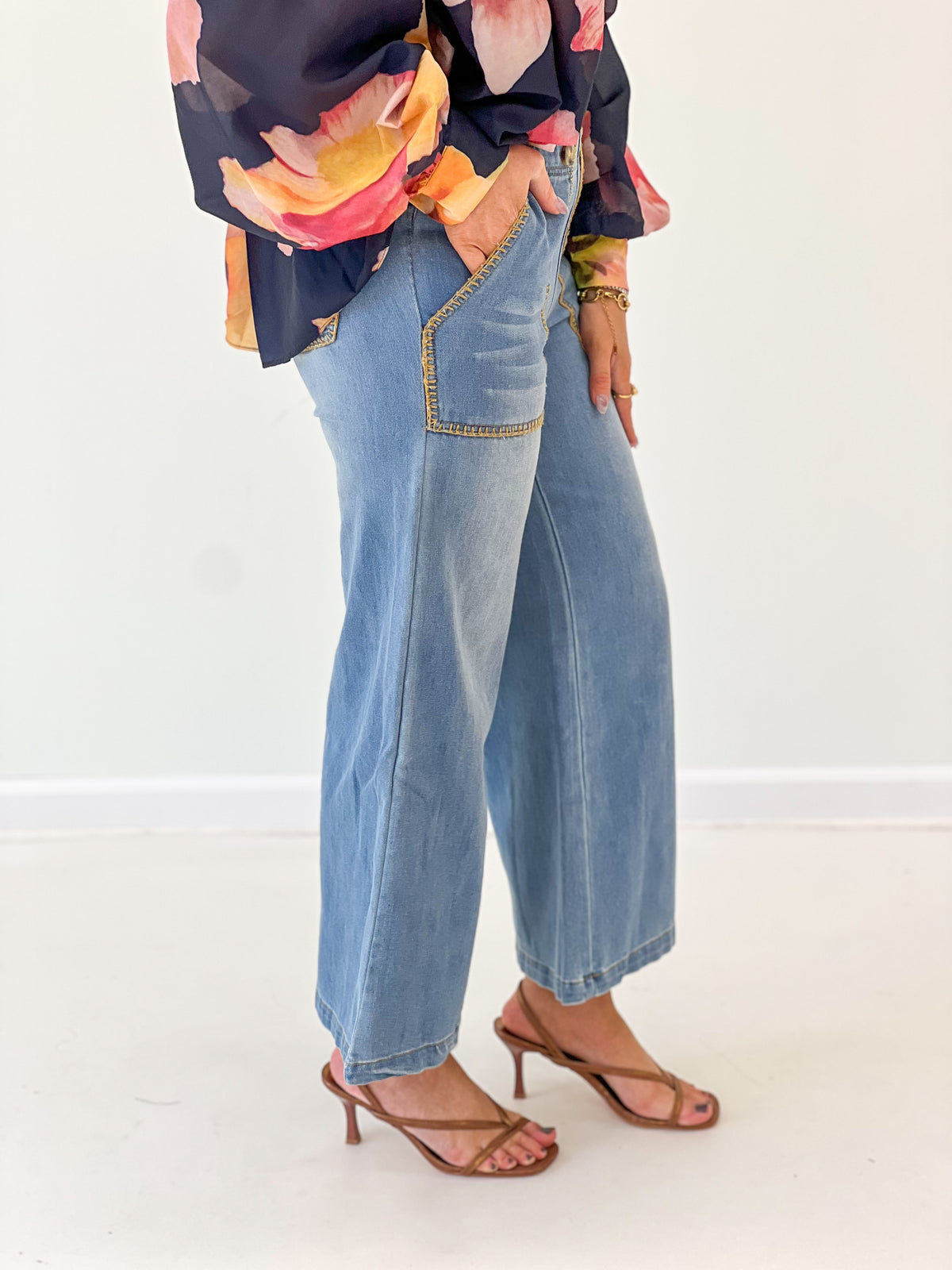 Denim cropped pants with wide legs and front patch pockets, contrast stitching