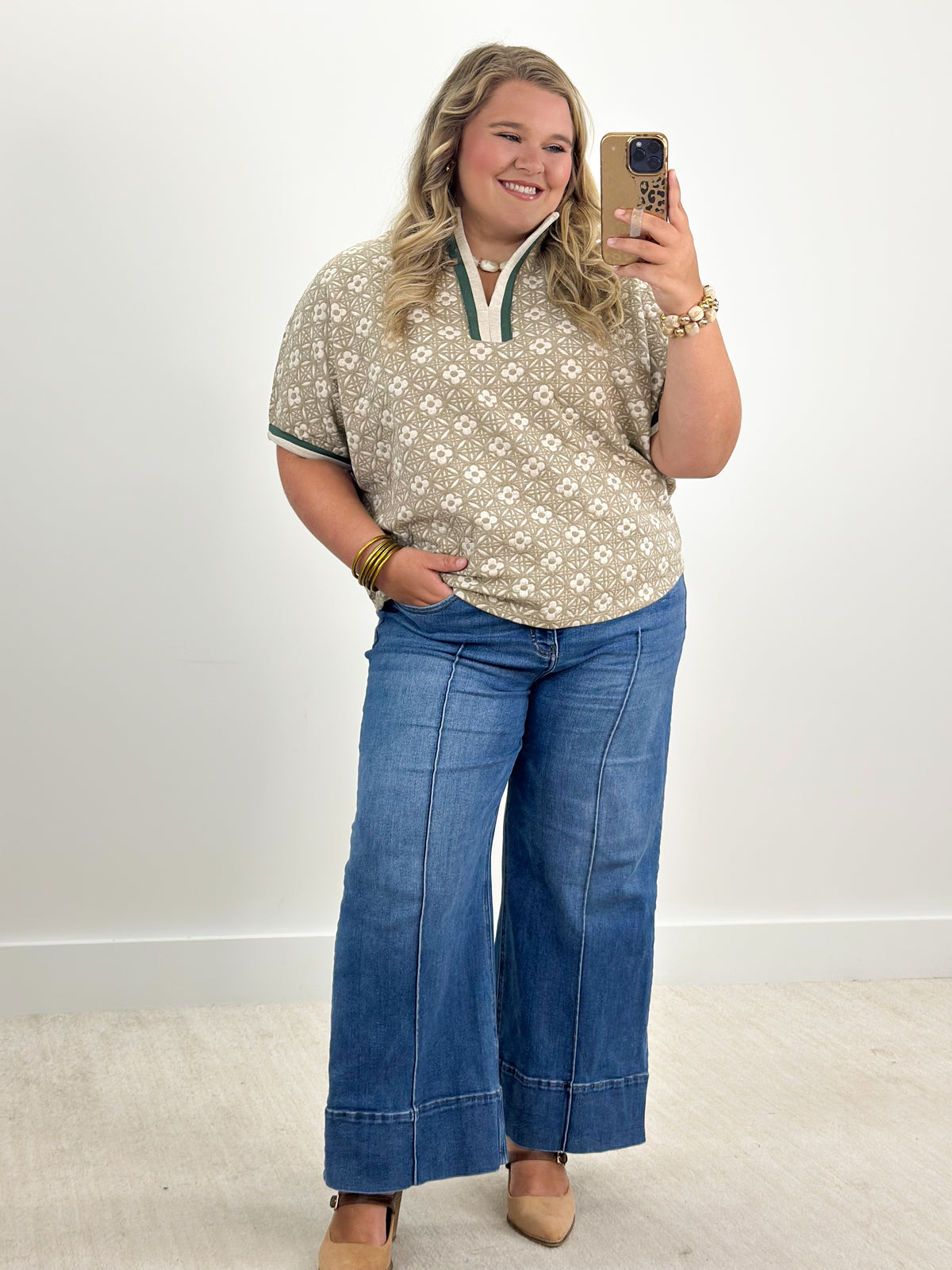 Taupe jacquard pullover with white contrast trim, short sleeves and straight hem