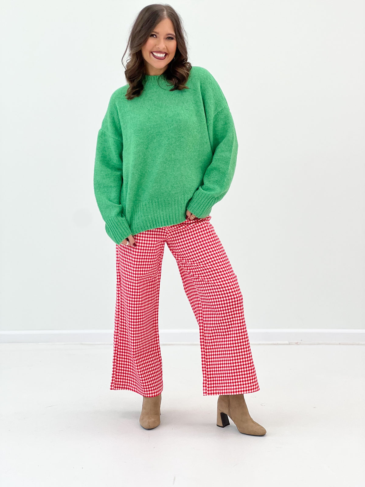 Green ribbed crew neck sweater, rounded collar and drop-shoulder sleeves