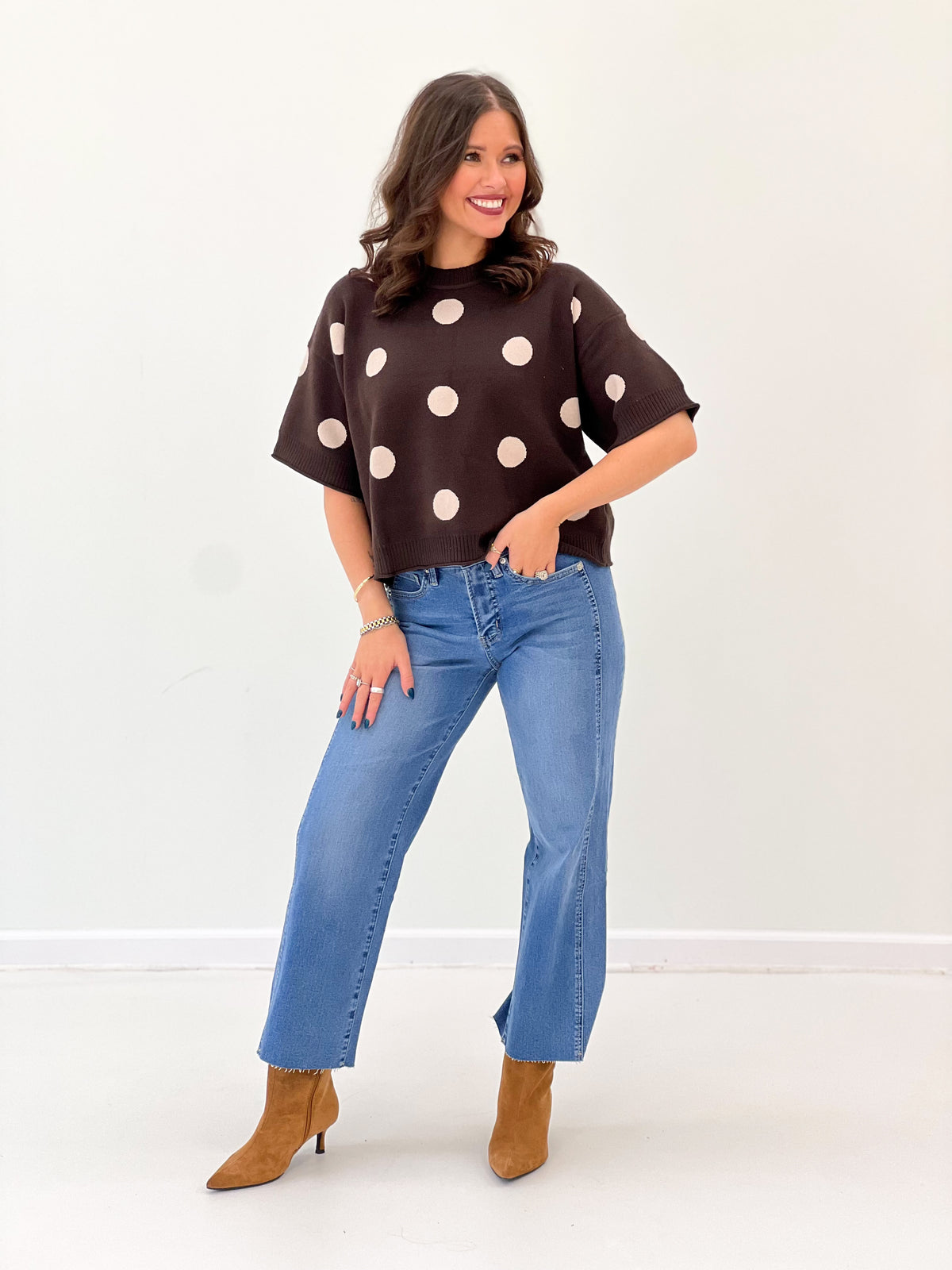 Brown polka dot short-sleeve sweater top with round neckline