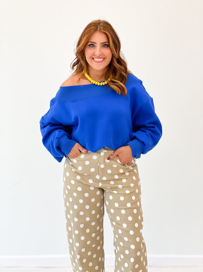 Blue off-shoulder sweatshirt with wide neckline and gathered cuffs