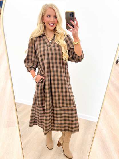 Brown-and-black checkered midi dress with open collar and wide three-quarter sleeves