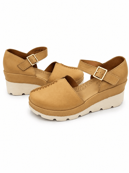 Clog with an ankle strap and a chunky heel