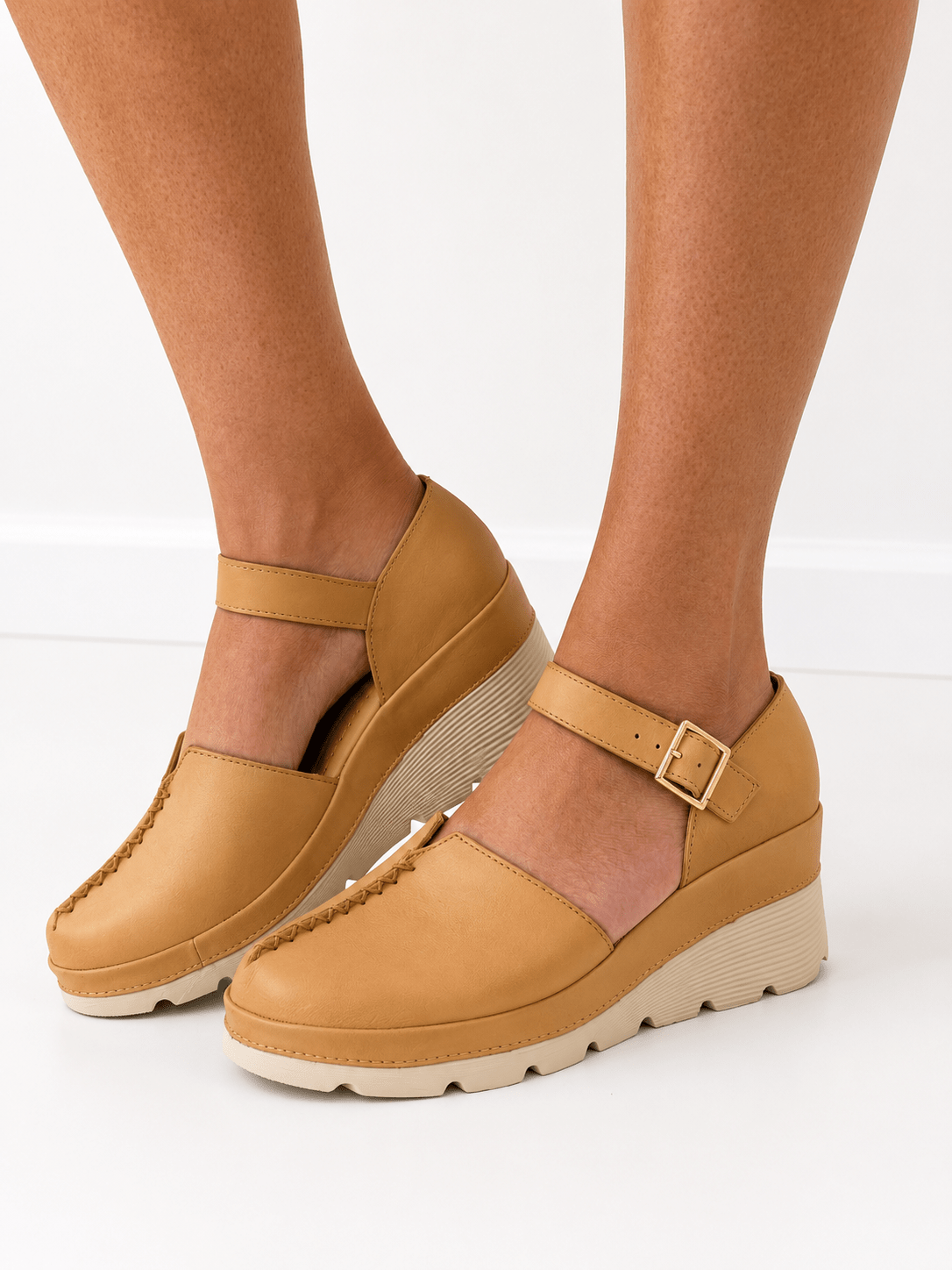 Ankle strap clog with a buckled fastening
