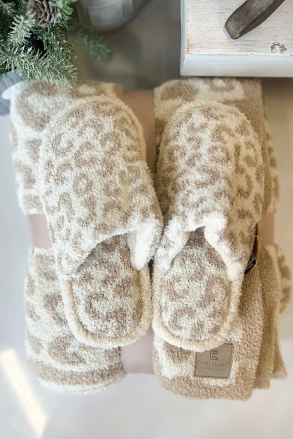 Beige leopard print slipper with a plush lining