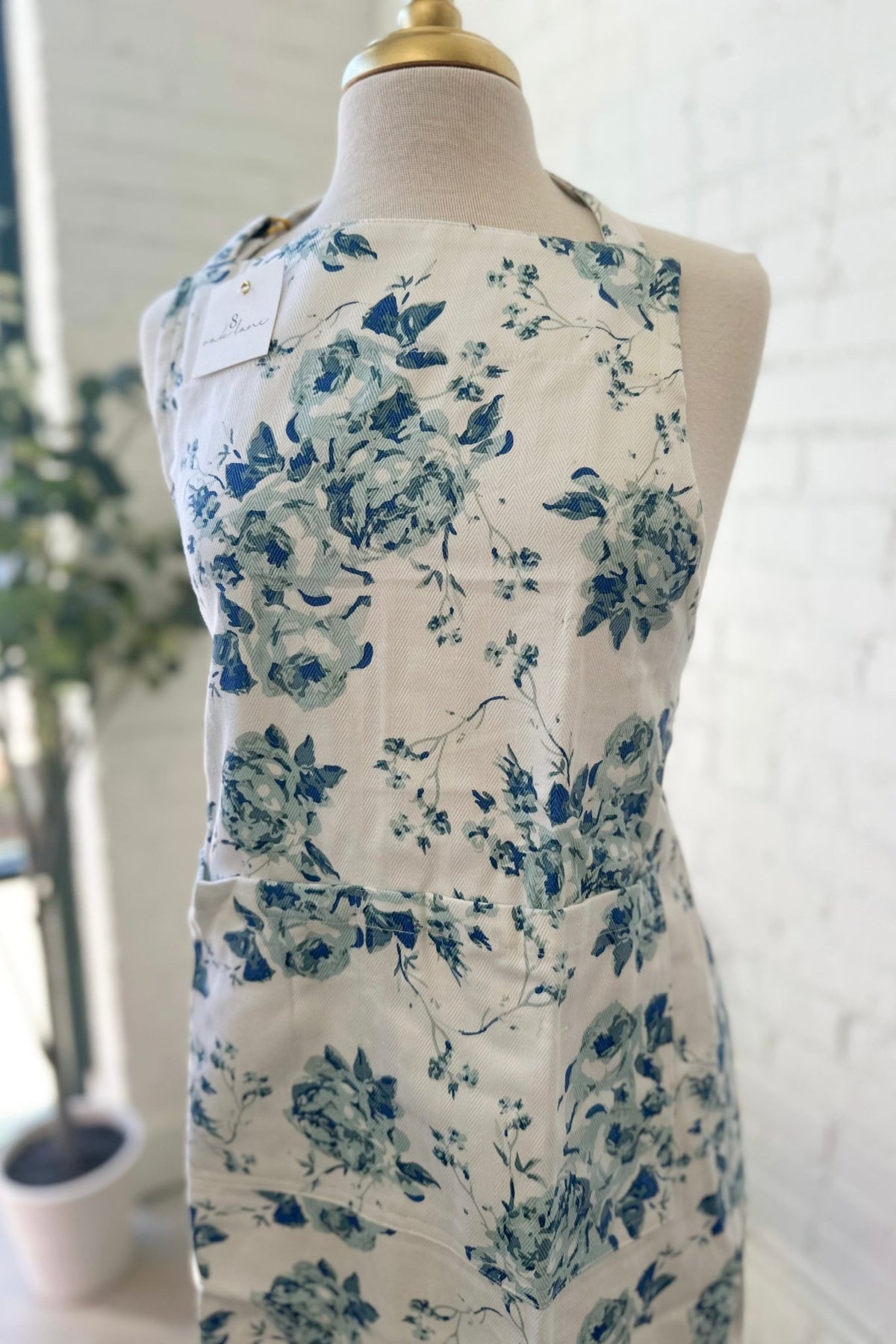 Blue rose patterned apron for cooking
