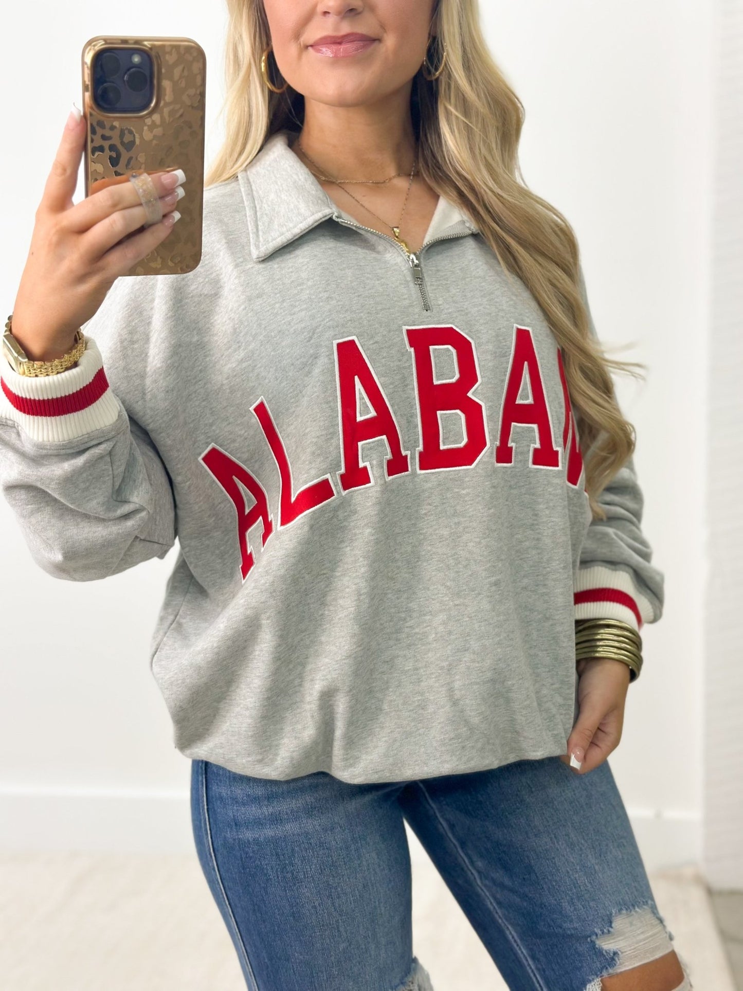 Retro pullover sweatshirt with a relaxed body