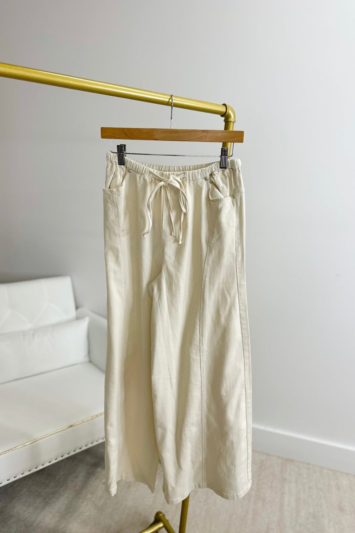 Butter cream pants with a high waist and wide leg