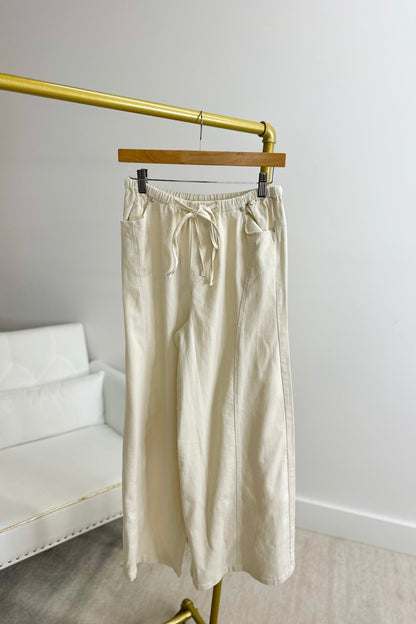 Butter cream pants with a high waist and wide leg