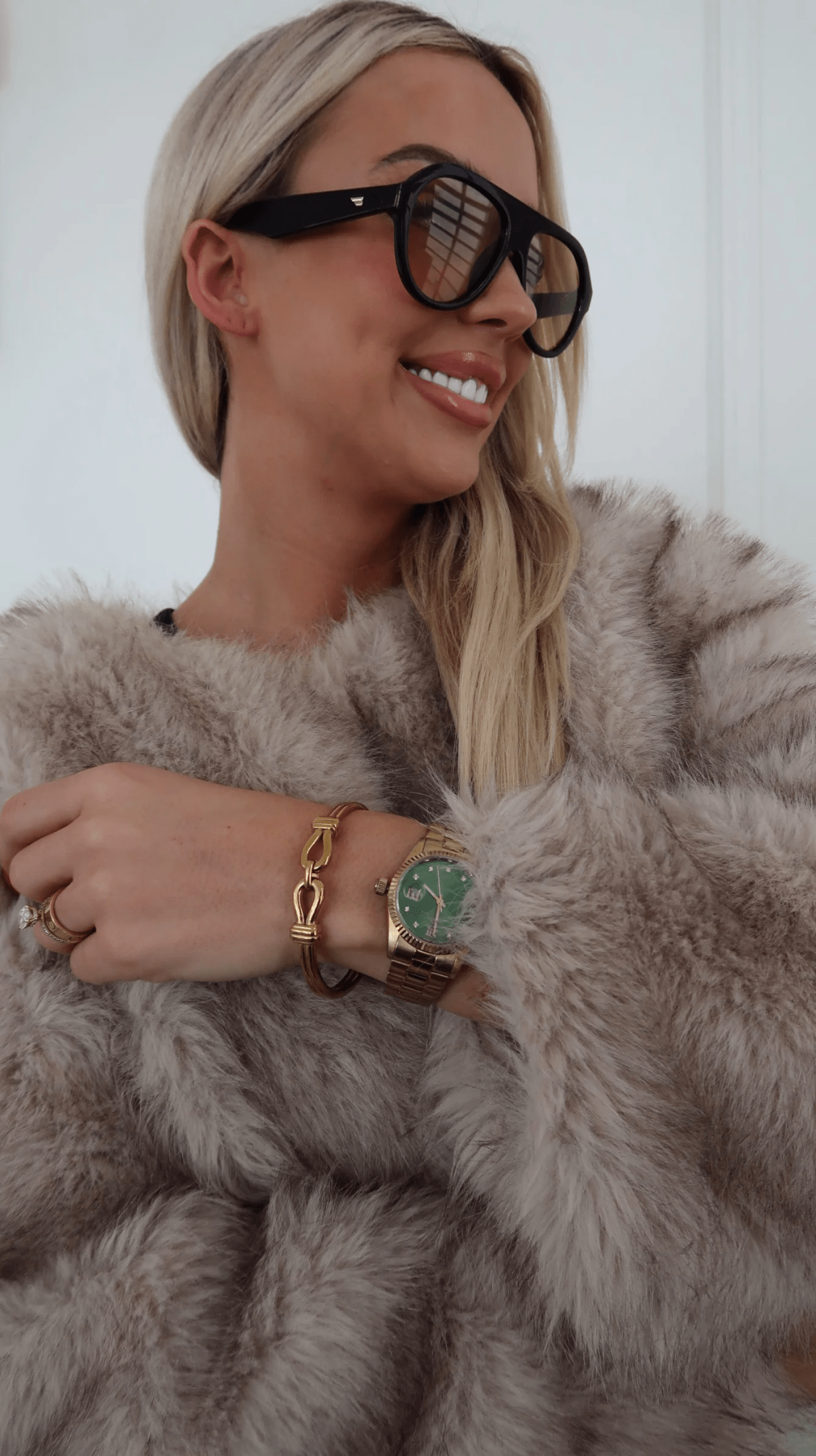 Delicate gold bracelet with a clasp
