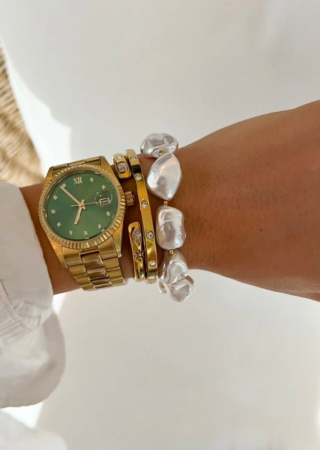 Bracelet strung with large round pearls