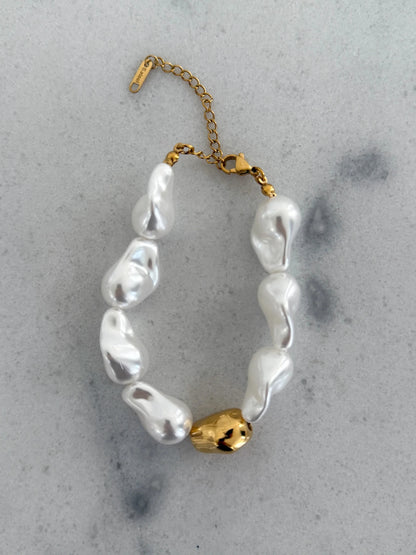 Slim gold linked chain bracelet