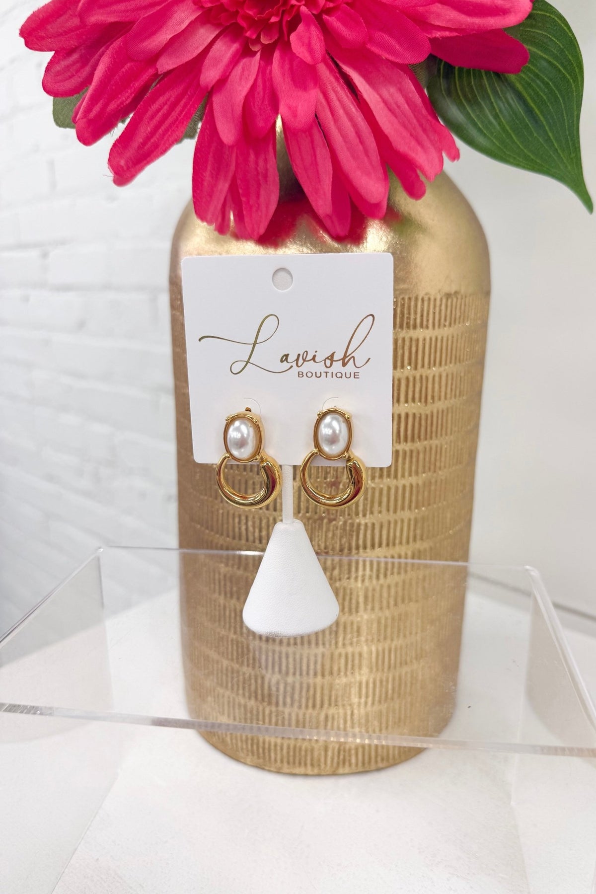 Circular stud earrings with a center pearl