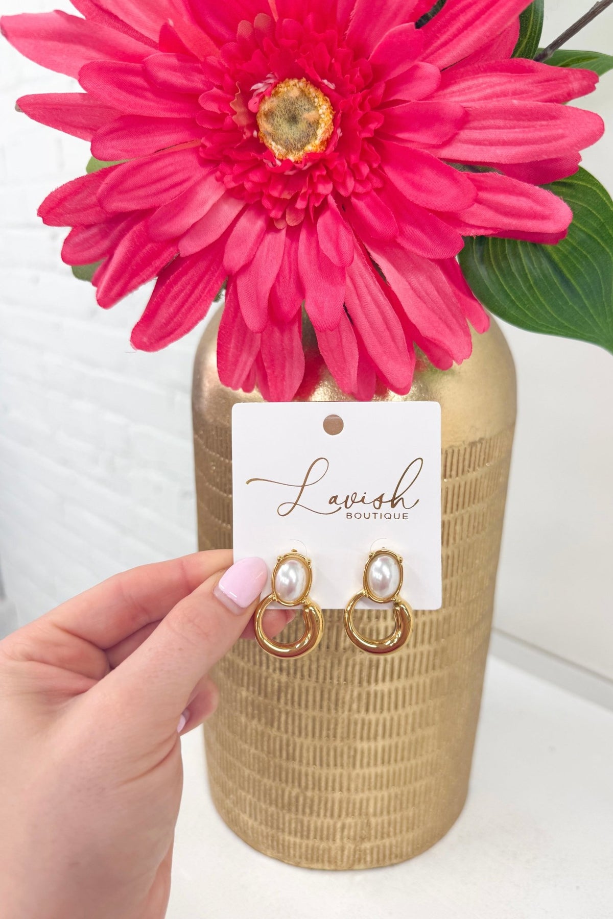 Circle pearl stud earrings