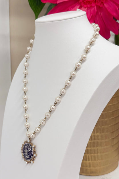 Coin necklace with a textured medallion