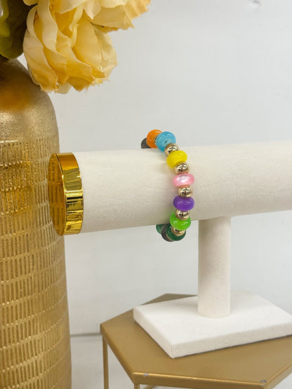Beaded bracelet mixing colors and gold rounds