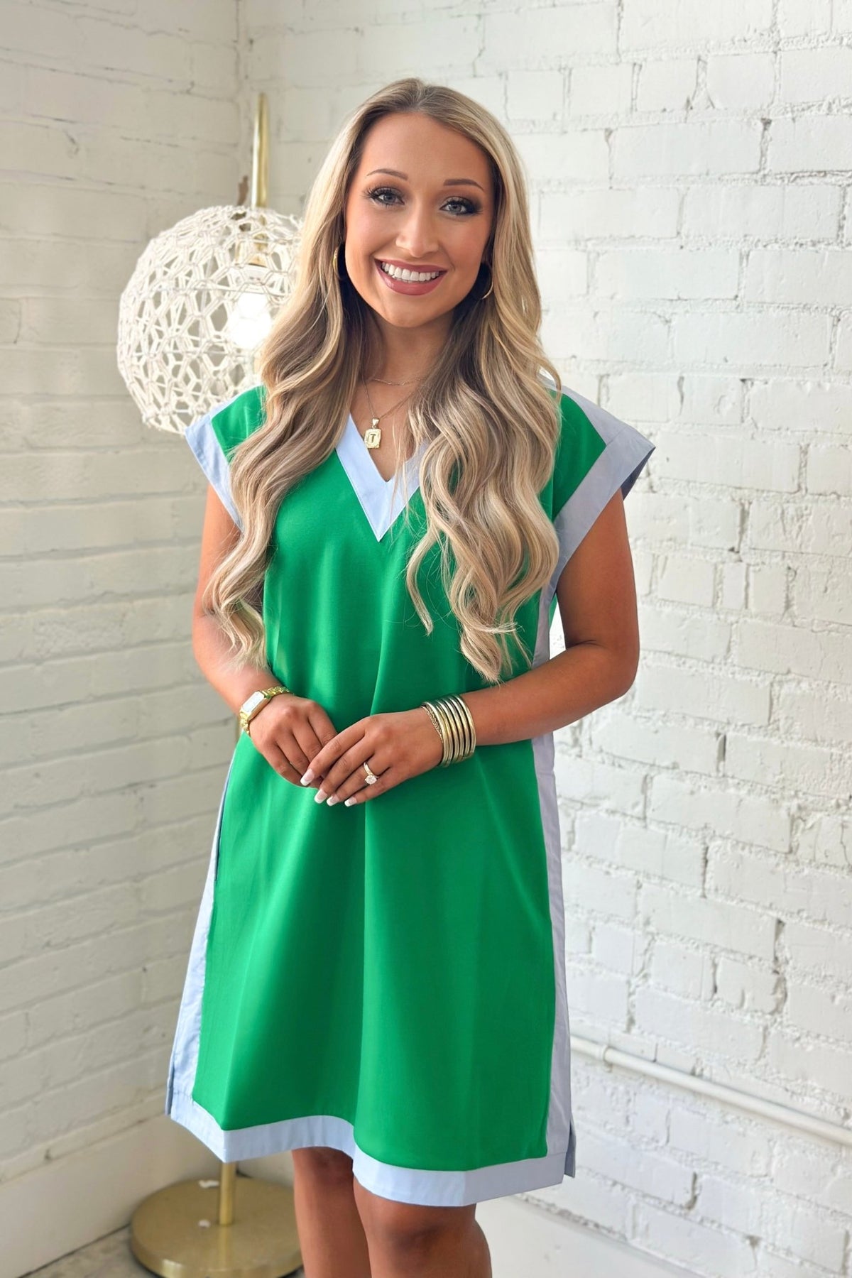 Sleeveless dress with preppy contrast trim at the edges