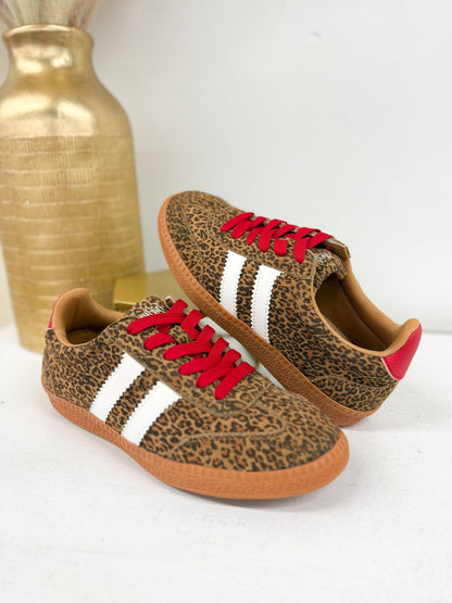 Lace up sneakers with a padded collar