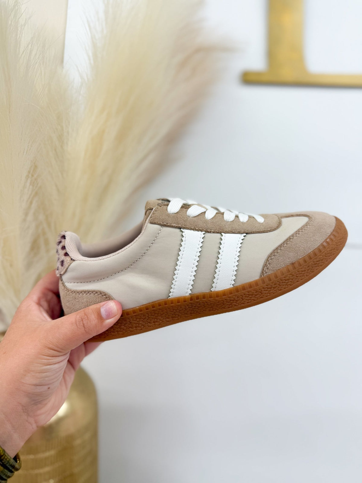 Low top sneakers with a lace closure and flat sole