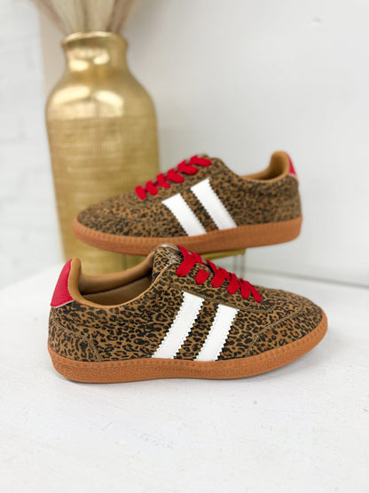Everyday sneakers with a rubber outsole and lace front