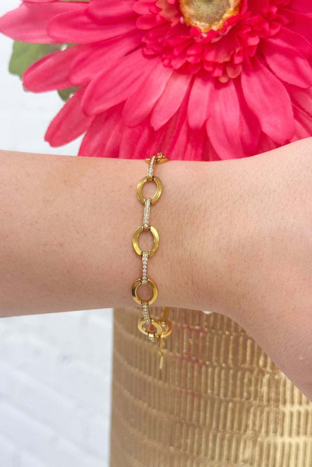 Link chain bracelet in polished gold