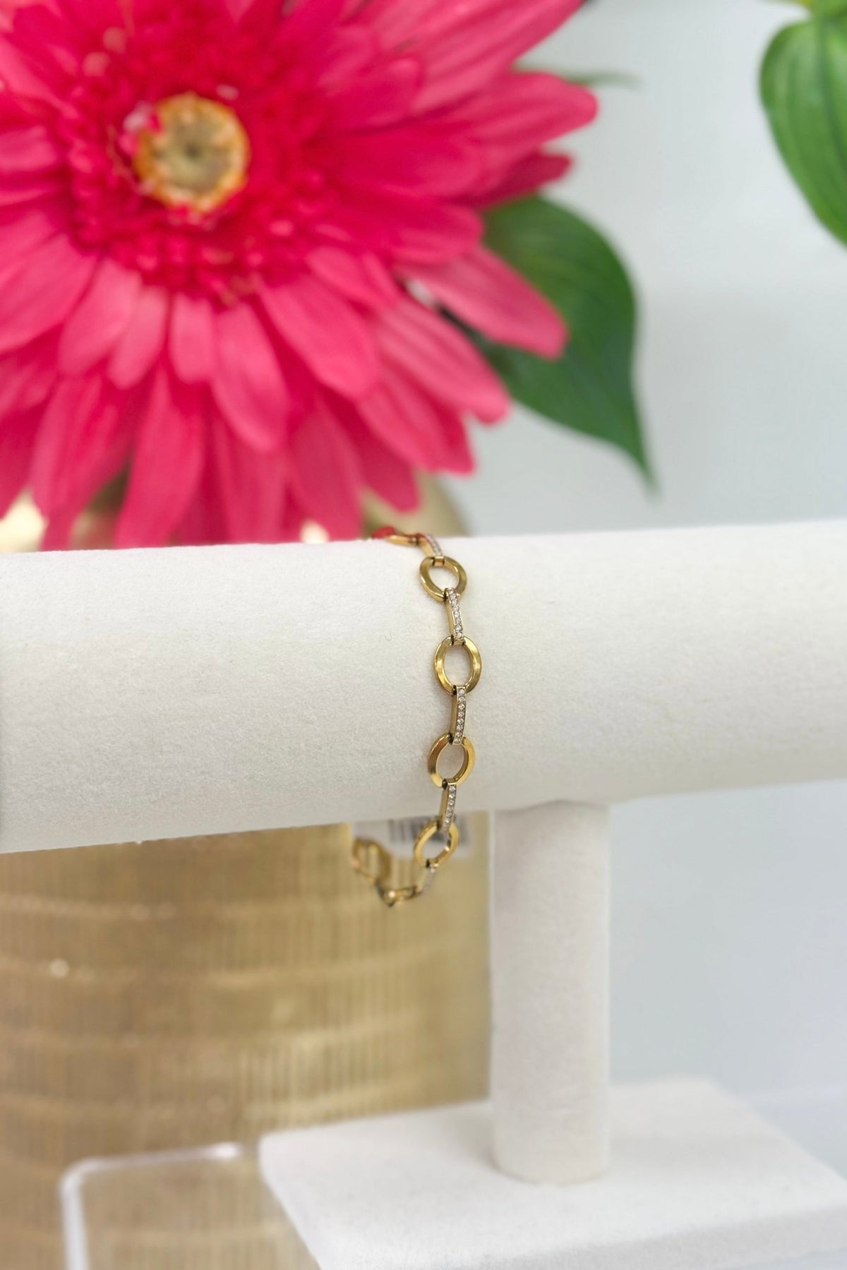 Chain bracelet with interlocking gold links