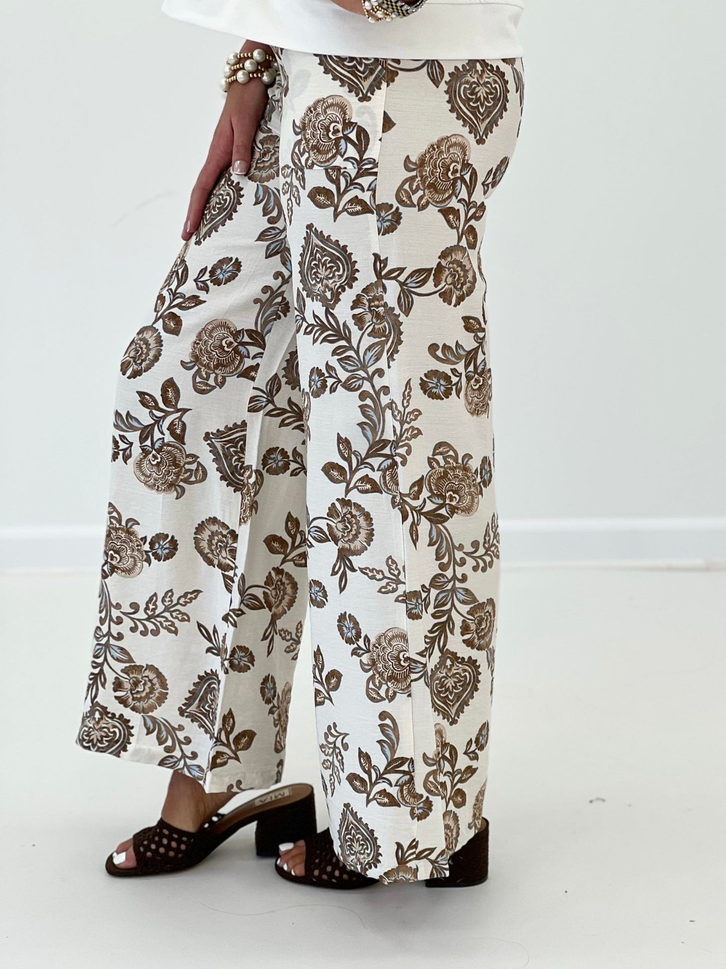 Wide leg floral pants with a straight hem