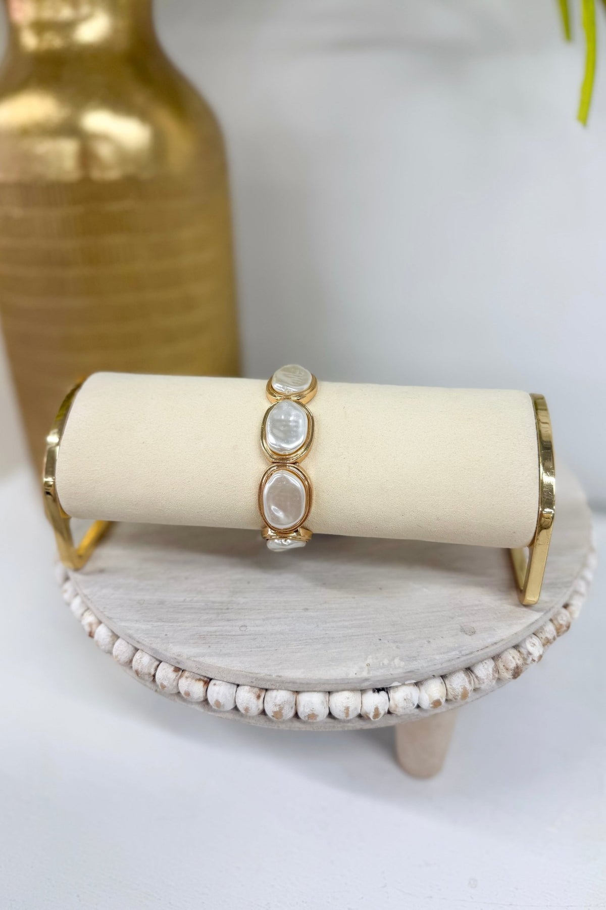 Cream oval pearl bracelet with gold accents